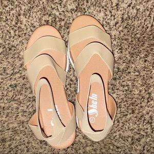 Only worn once, great for breakfast or lunch on the town